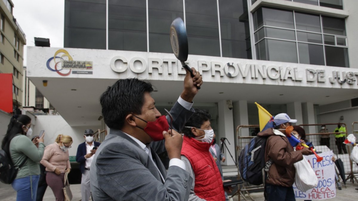 Plantón. Una veintena de ciudadanos protestó en los exteriores de la Corte de Pichincha en contra del alcalde Jorge Yunda.