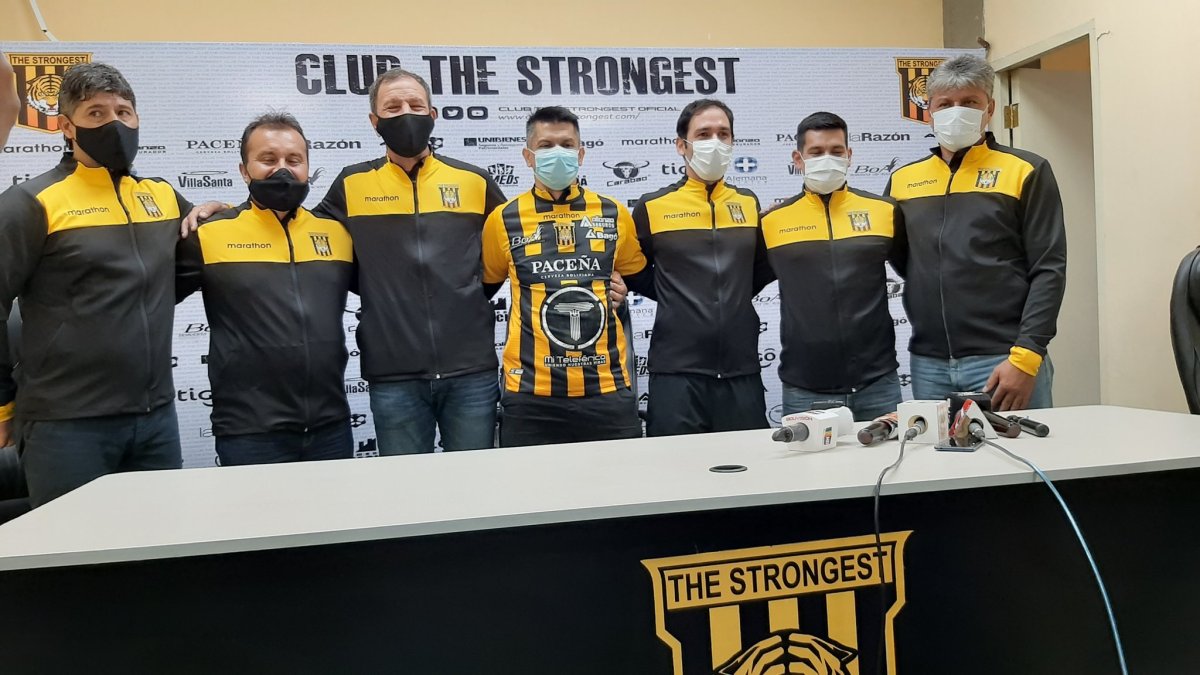 Gustavo Florentín (c) es el nuevo entrenador del The Strongest boliviano.