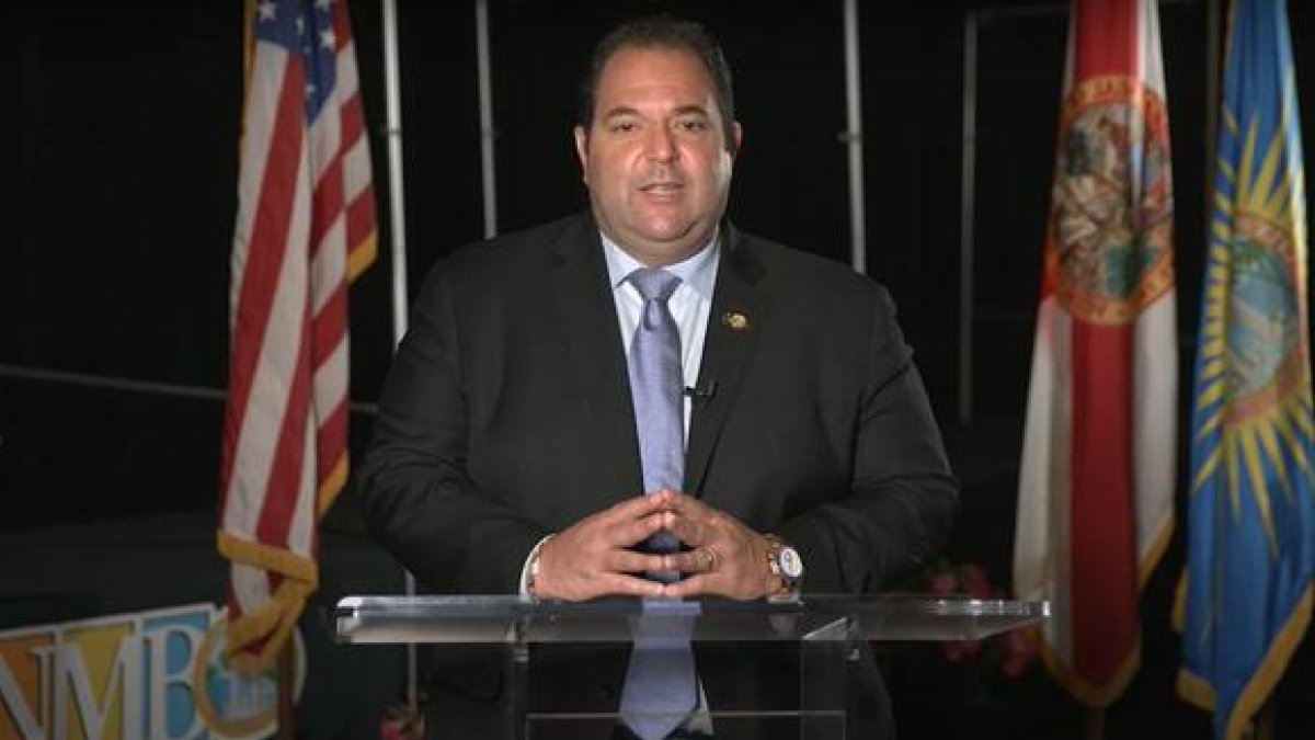 Anthony F. DeFillipo, alcalde de North Miami Beach.