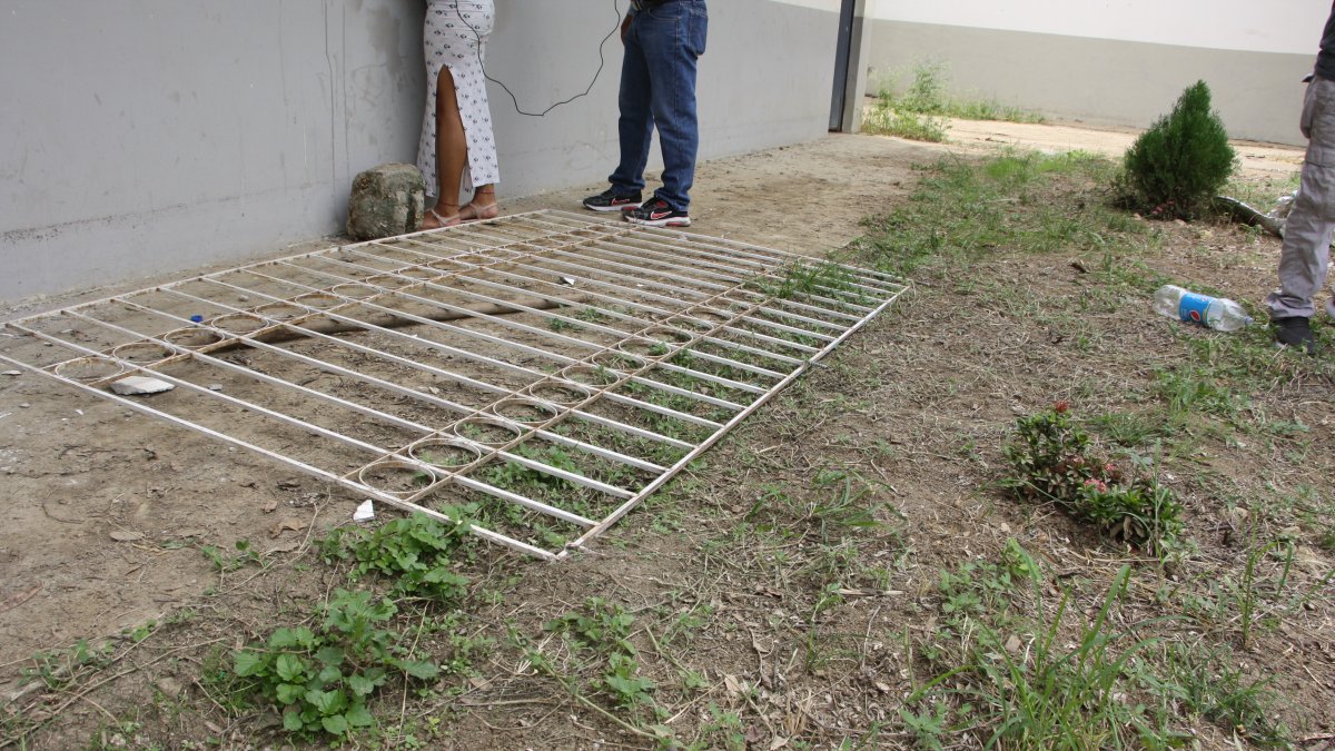 Los delincuentes sacaron la reja para ingresar al plantel.