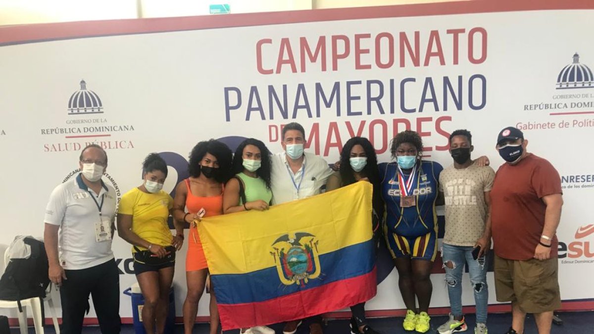 La Tricolor junto a entrenadores y directivos previo al regreso a Ecuador.