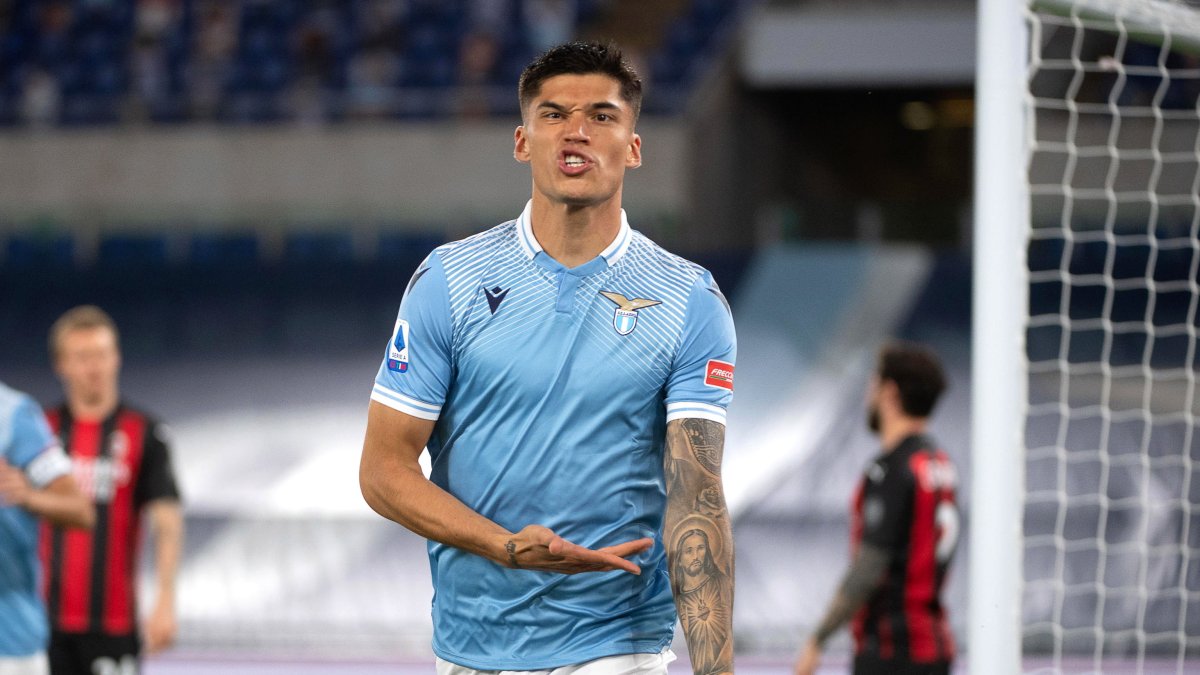Joaquín Correa, atacante de la Lazio, celebra uno de sus dos goles ante el Milan.