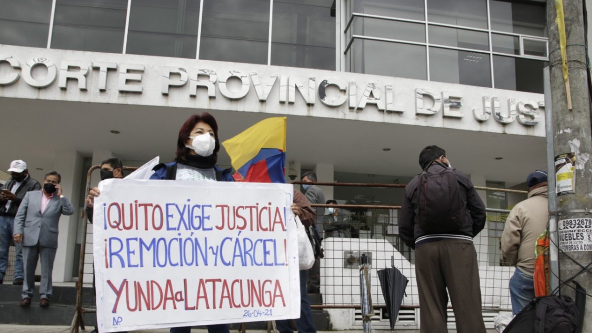 Plantón. En los exteriores de la Corte de Pichincha, ciudadanos hicieron un plantón de rechazo al alcalde Yunda.