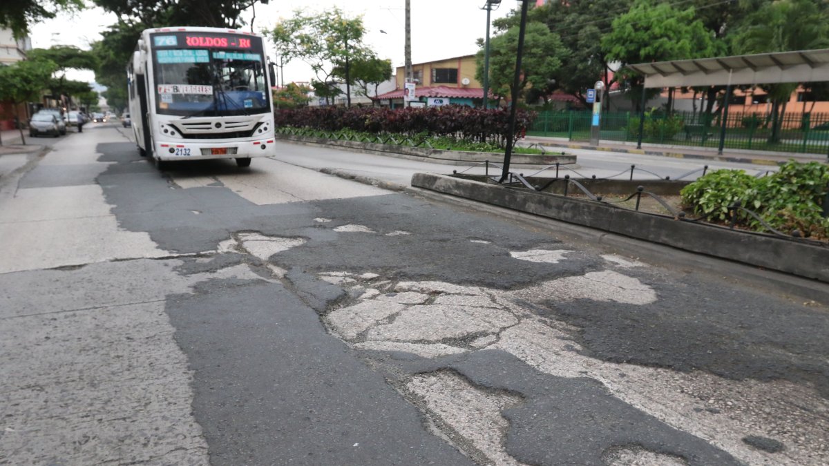 Una de las calles con baches en el norte de la ciudad.