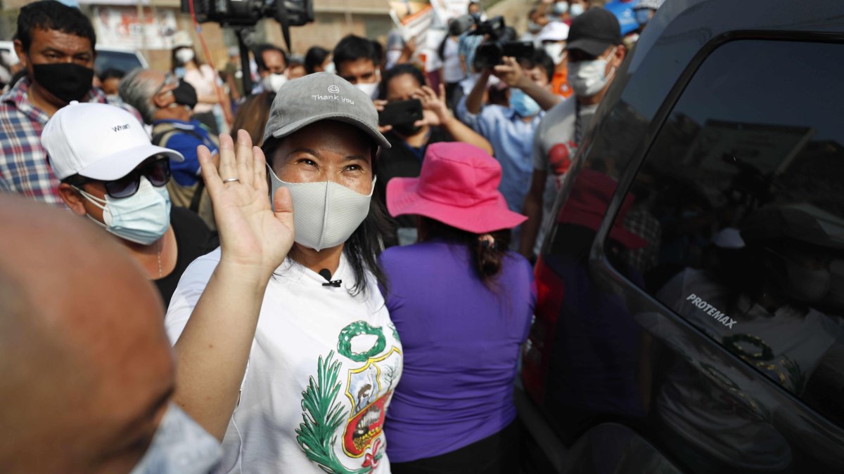 La candidata presidencial derechista Keiko Fujimori, mientras saluda a simpatizantes durante un acto de campaña, en Lima (Perú).