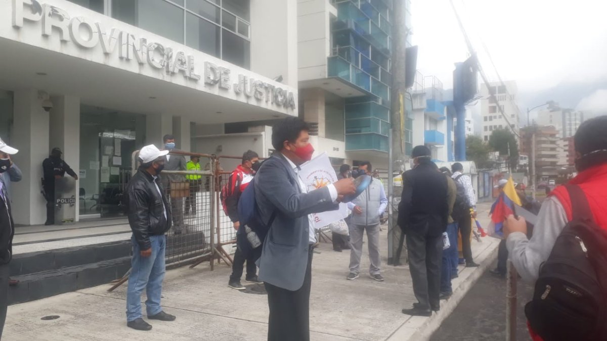 Plantón. El lunes llegó a la Corte de Pichincha un grupo de ciudadanos a protestar contra el alcalde Jorge Yunda.