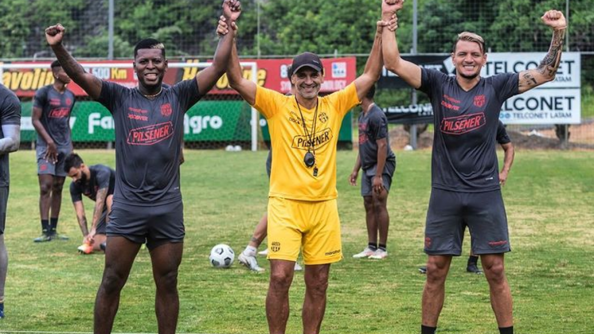 Fabián Bustos (c), entrenador de Barcelona, junto al Loco Cortez (i) y Carlos Garcés (d).