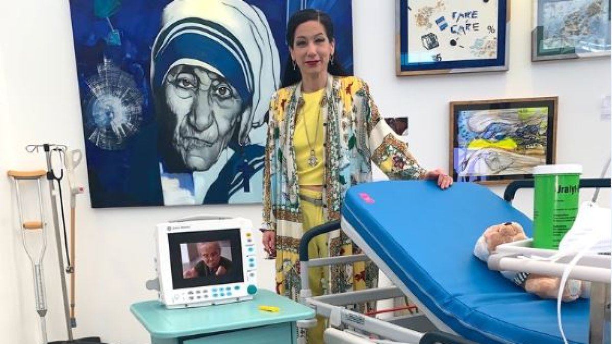 María Verónica León junto a una de sus instalaciones de mayor acogida internacional, su obra 'premonitoria'.