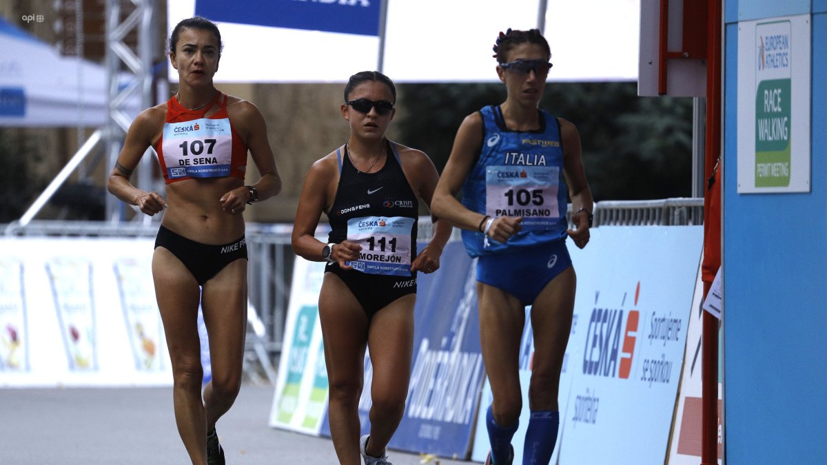 Glenda Morejón (c) logró el tercer lugar en los 20km marcha en el Challenge Mundial de República Checa en octubre de 2020 que le dio el cupo a Juegos Olímpicos.