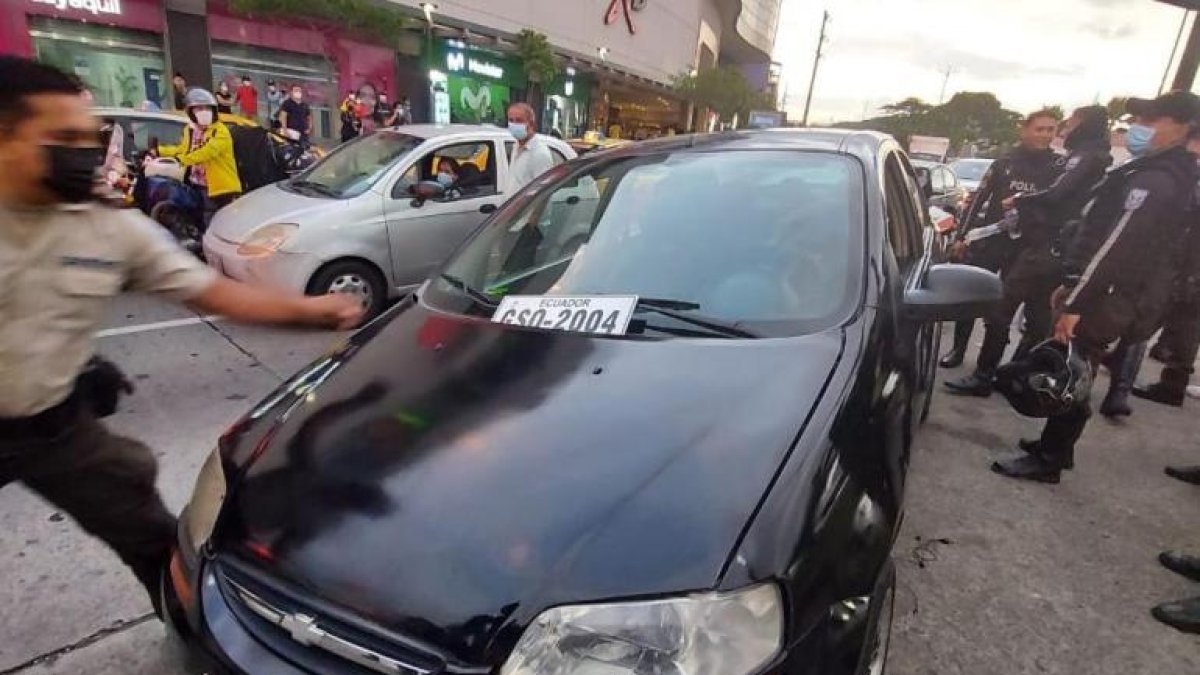 Momentos en que la Policía intercepta al vehículos con los sospechosos.