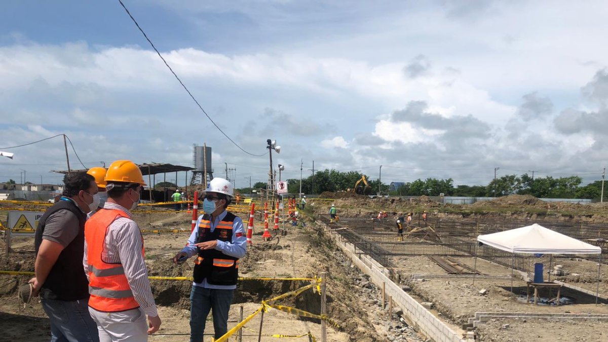 La construcción del hospital básico de Pedernales avanza lento.
