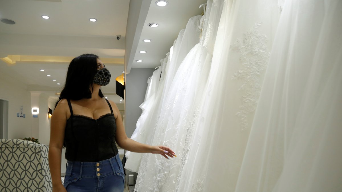 Una mujer observa vestidos de novia en la ciudad de Guadalajara (México).