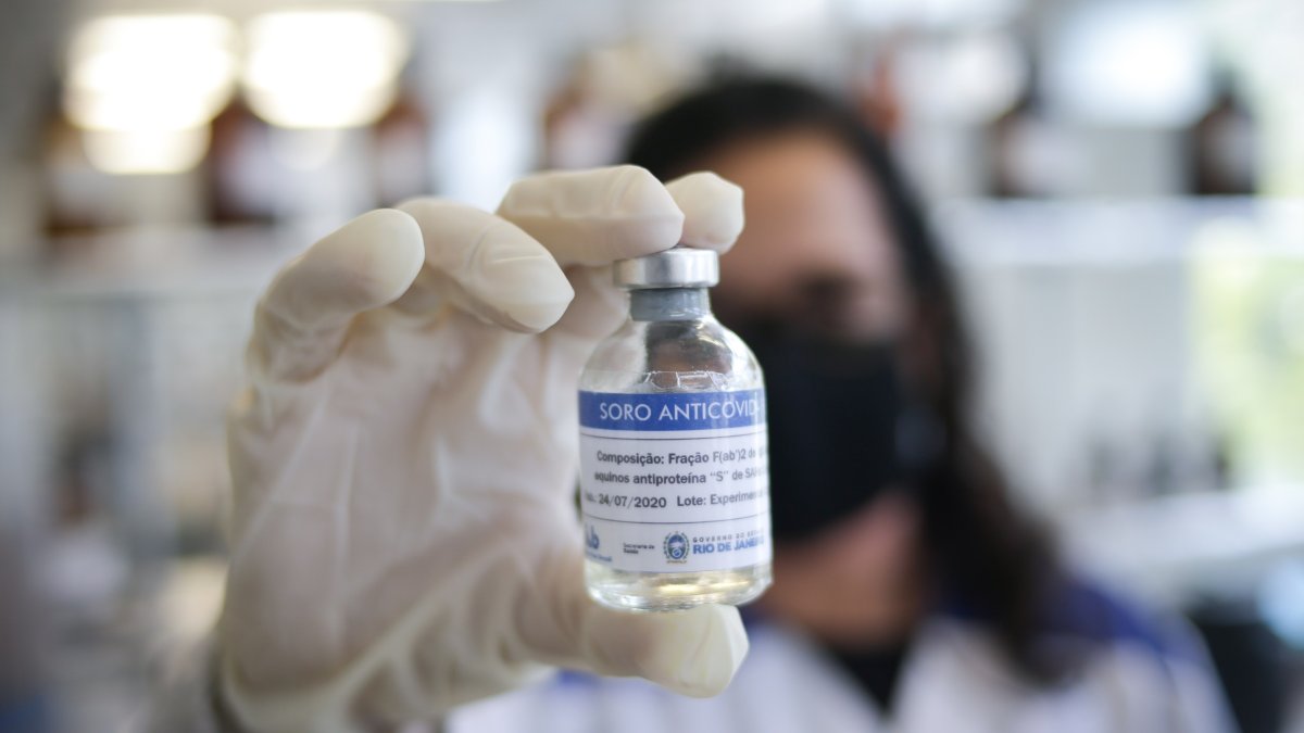 Una científica del Instituto Vital Brazil muestra el suero anticovid-19 desarrollado a partir de plasma de caballos, el 26 de abril de 2021 en Niterói (Brasil).