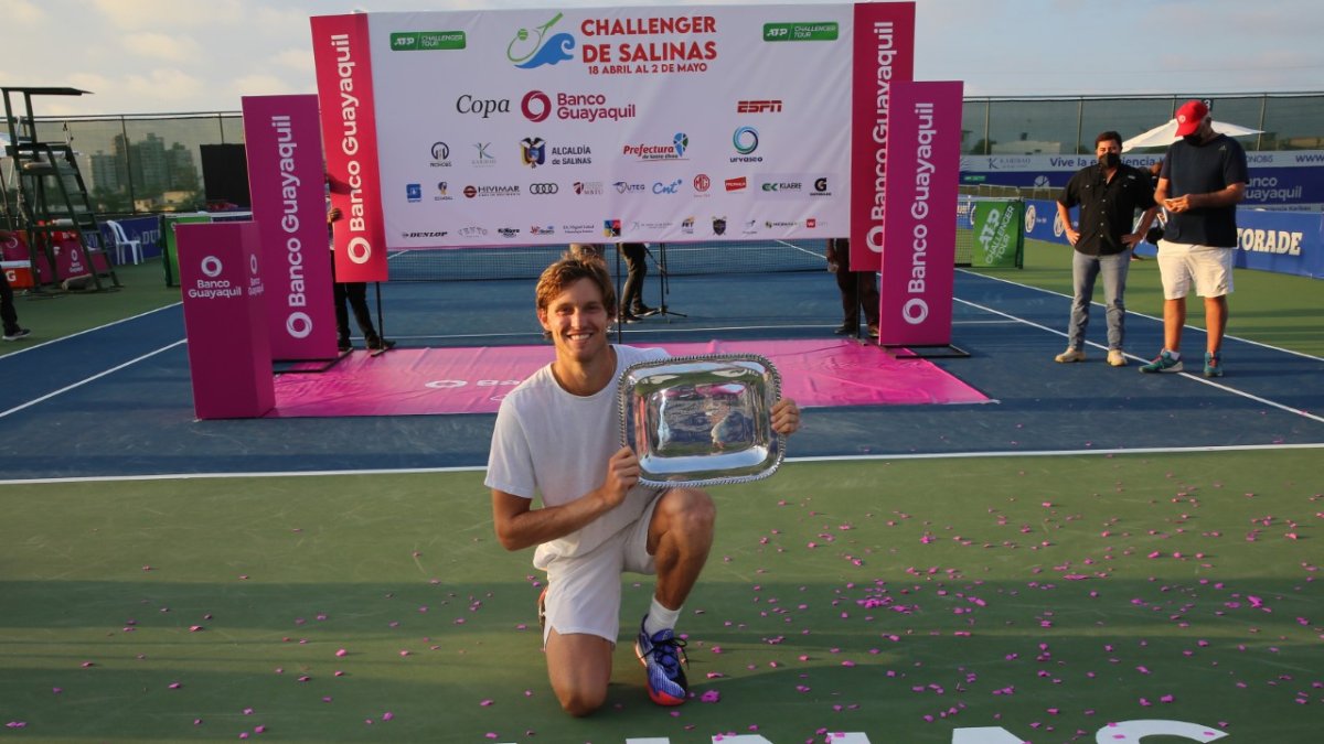 El tenista chileno Nicolás Jarry con el plato que lo acredita como el nuevo monarca del Challenger de Salinas 1 tras vencer al colombiano Nicolás Mejía por 7-6(7), 6-1.