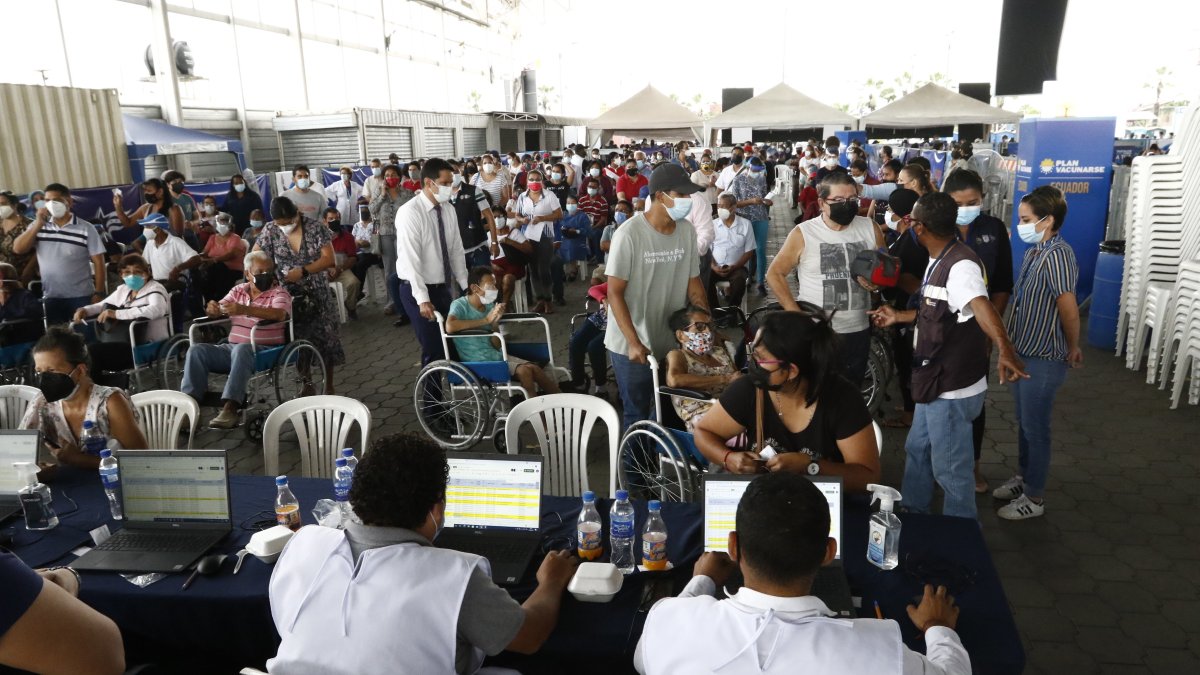 Durante la jornada de vacunación se registraron aglomeraciones y largas filas.