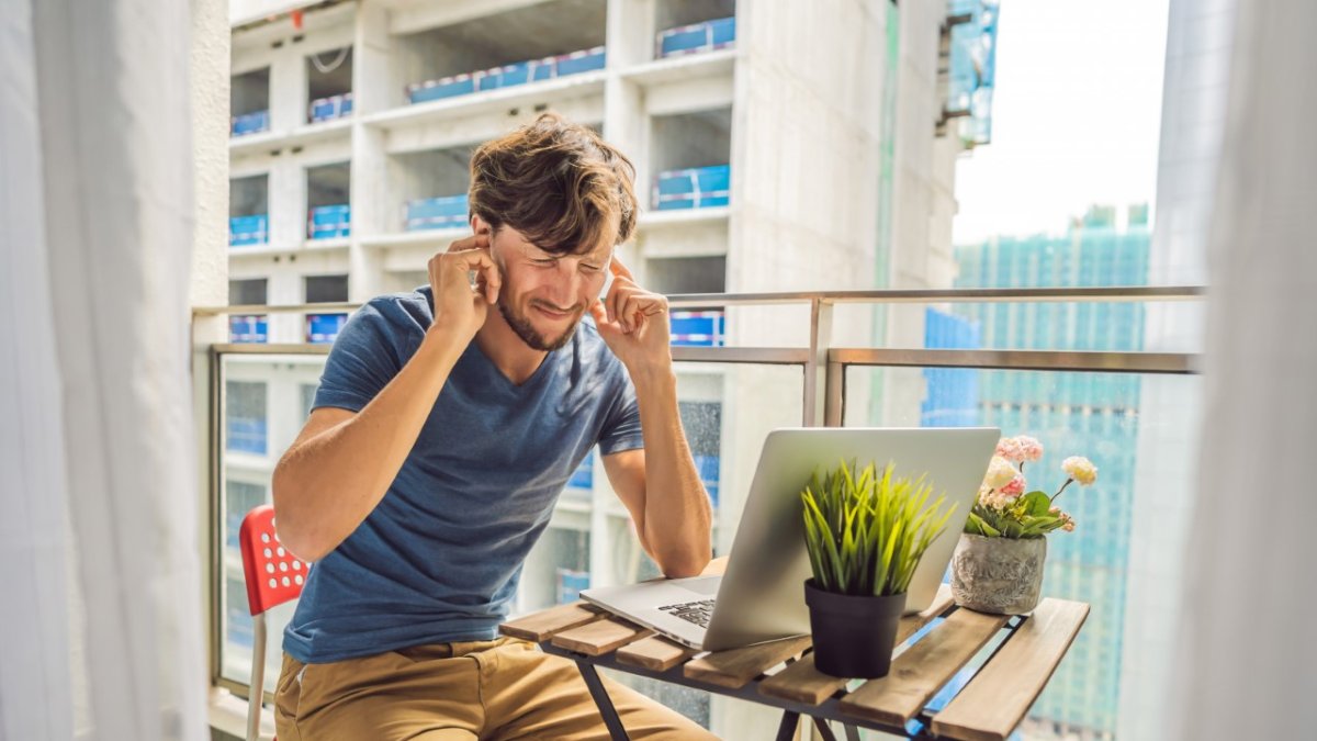 El sonido de un bebé que llora, el que se hace al mascar chicle, púede ser muy irritante para quien sufre de hiperacusia