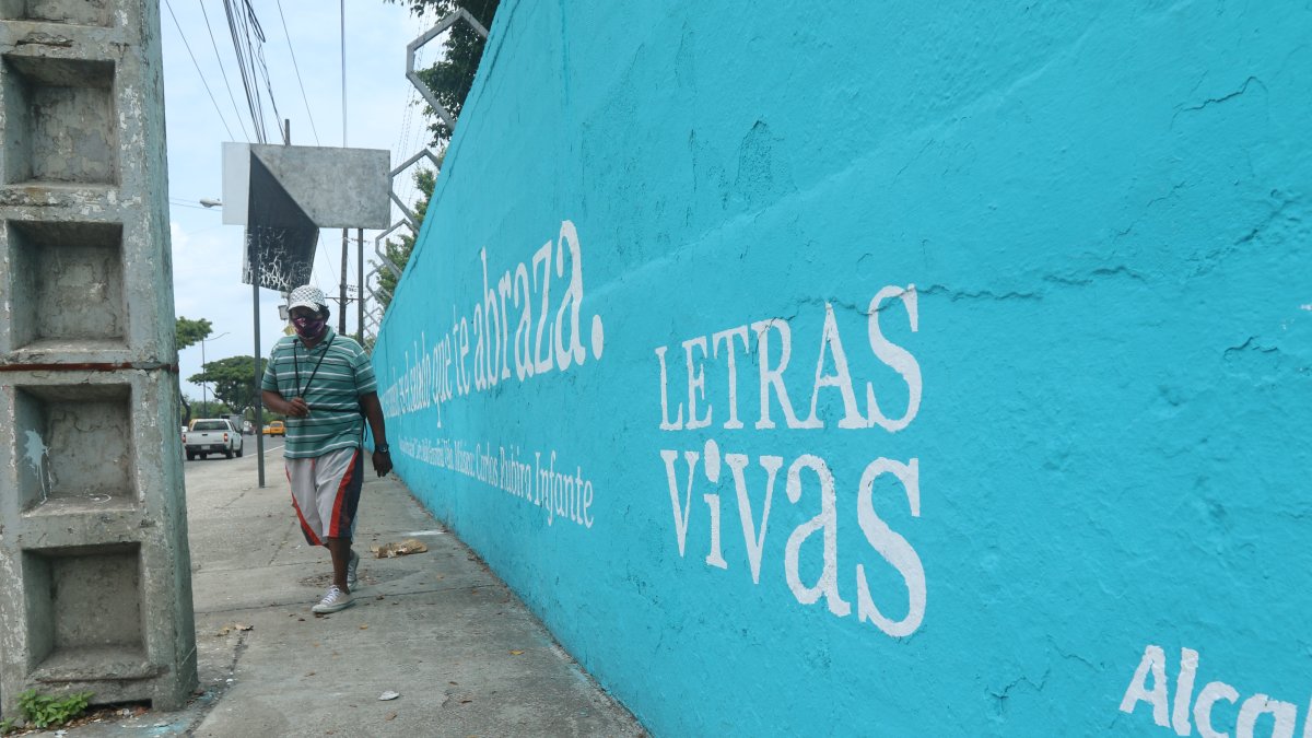 Proyecto. Letras Vivas consistió en el pintado de frases en 50 paredes de diferentes sectores de Guayaquil.