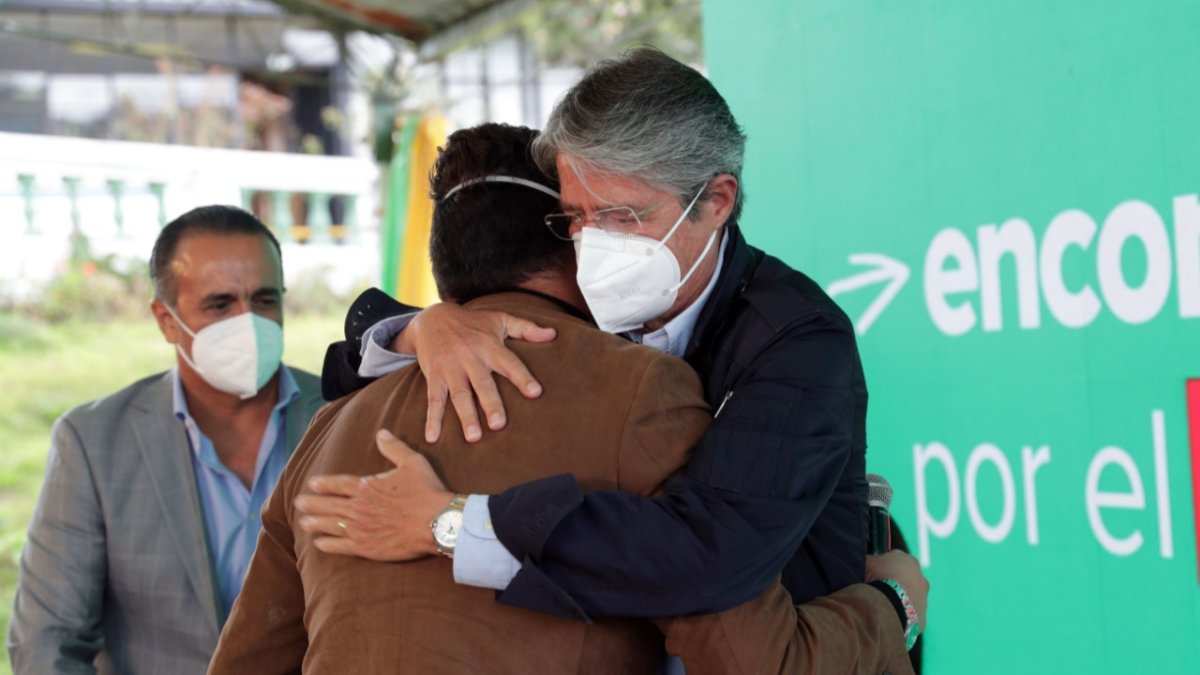 Encuentro. A Jonathan Freire, activista de la comunidad LGBT, Lasso le interrumpió para darle un abrao.