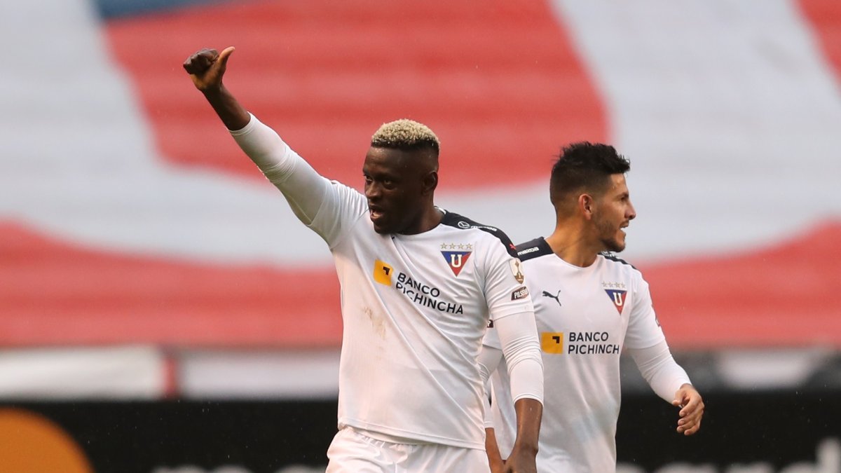 Cristian Martínez (i) de LDU Quito celebra un gol hoy, en un partido de la Copa Libertadores entre LDU Quito y Vélez en el estadio de LDU en Quito (Ecuador).