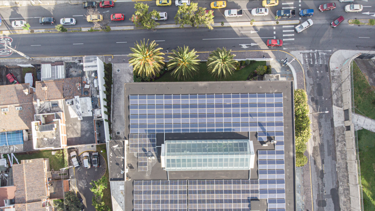 Sistema de energía fotovoltaica de una empresa ubicada en Quito, instalada por la firma Ener City.