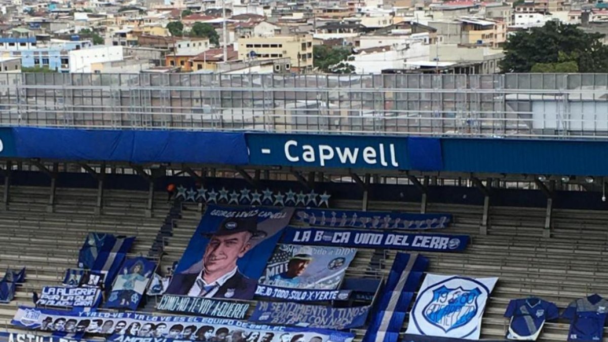 Emelec recibirá el apoyo de su barra con las banderas en la General Av. Quito.