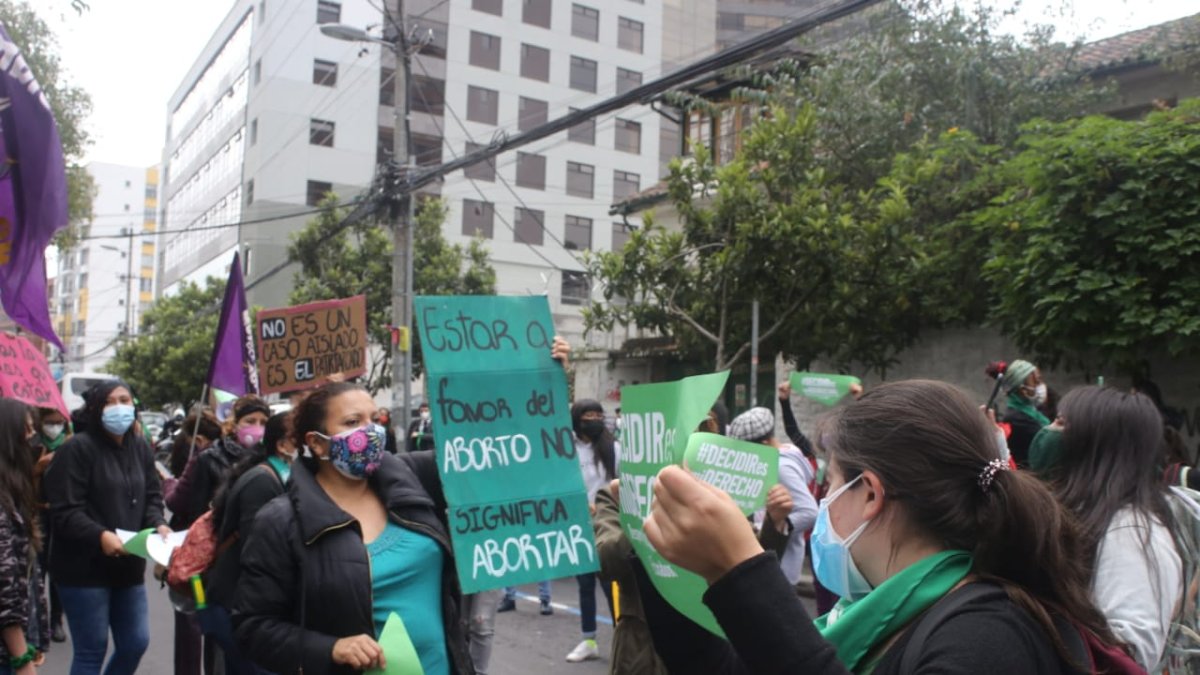 Activista a favor del aborto por violación protestan en las afueras de la Corte Constitucional.