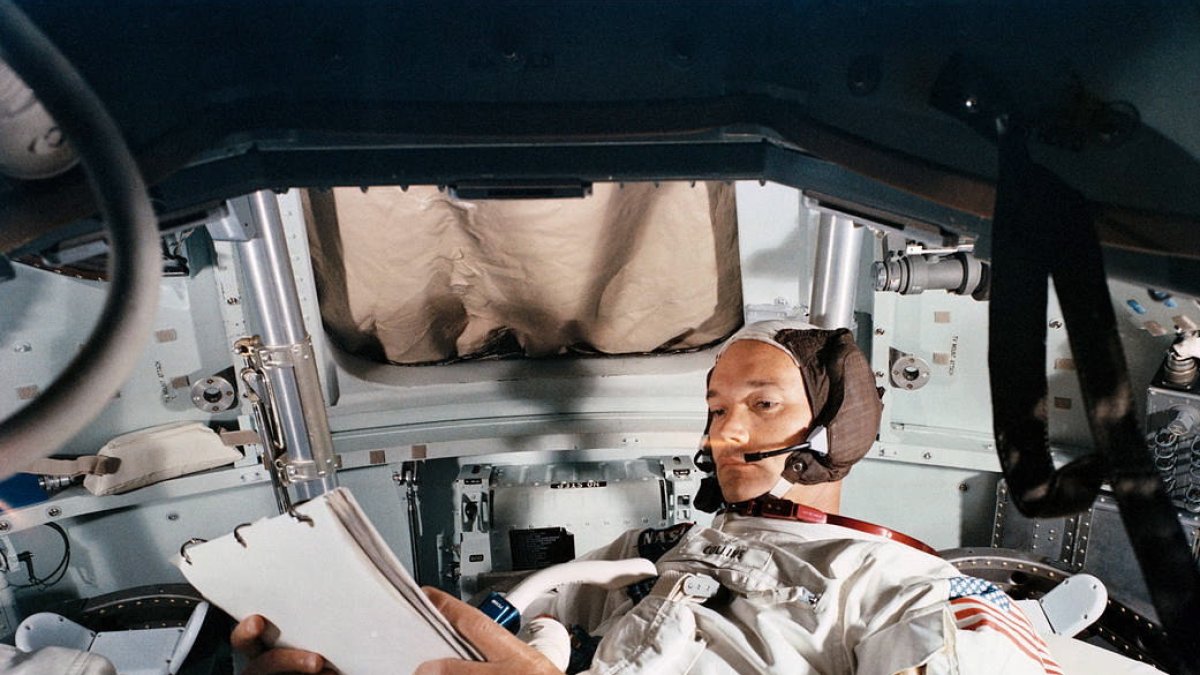 Michael Collins practicando en el simulador CM en el Centro Espacial Kennedy, Florida, en 1969.