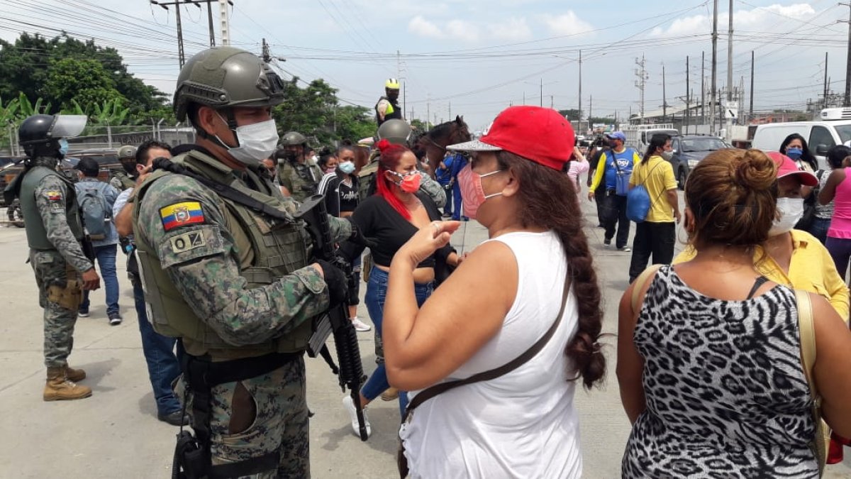 Familiares de internos exigen respuestas en las afueras de la Penitenciaría.