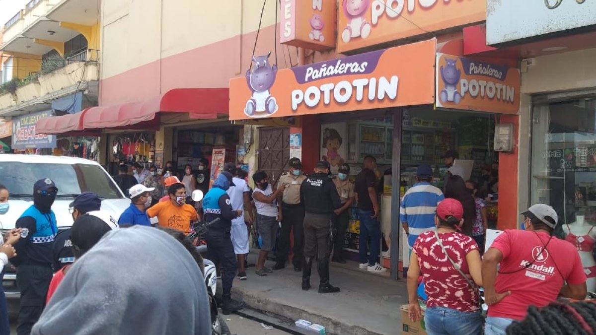 Instante en el que llegó la Policía a uno de los negocios afectados.