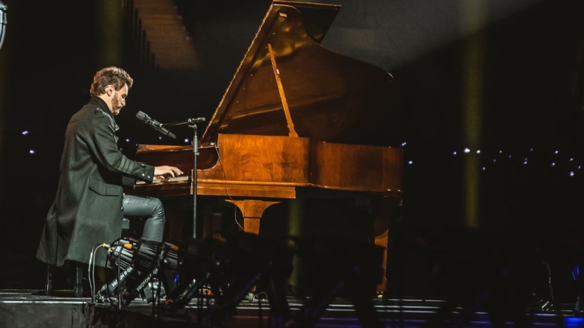 Aunque admite que la guitarra es un instrumento más práctico, sostiene que es en el piano donde escribe casi todas sus canciones.