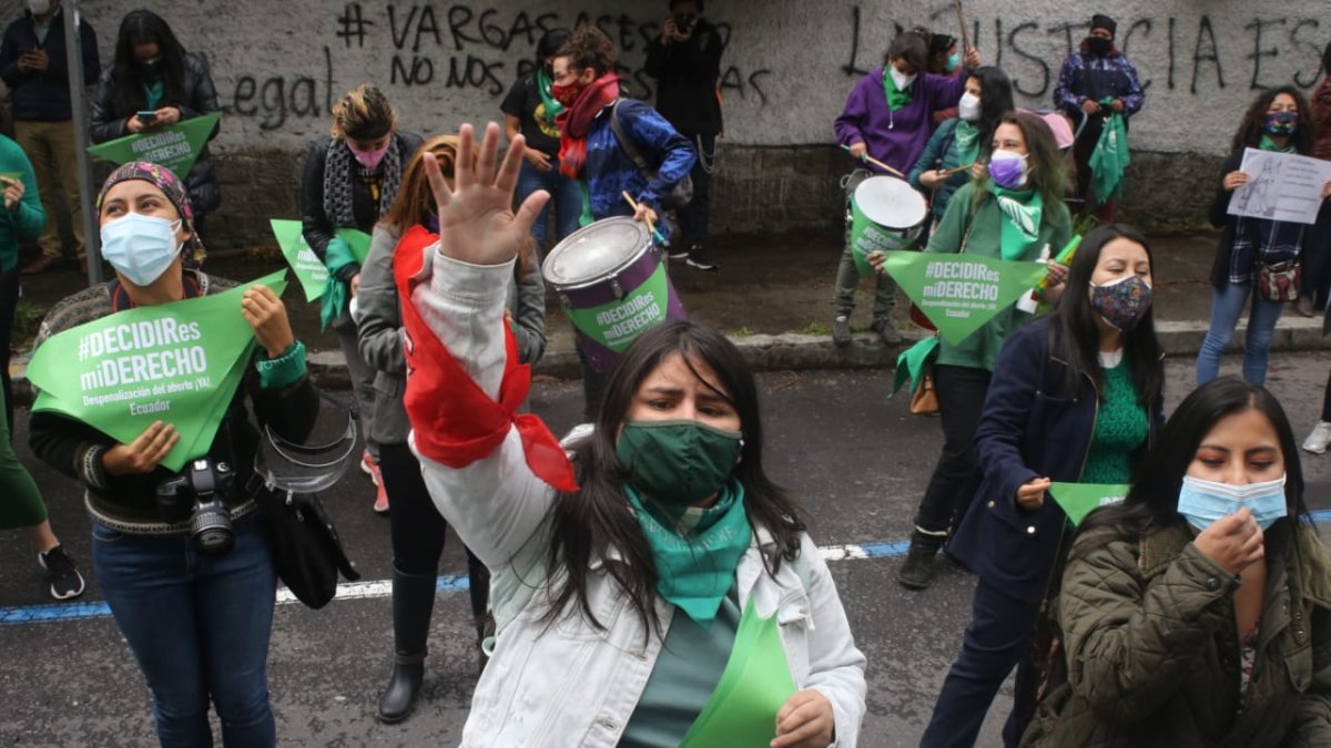 Grupos feministas llegaron hasta los exteriores de la Corte Constitucional en Quito.