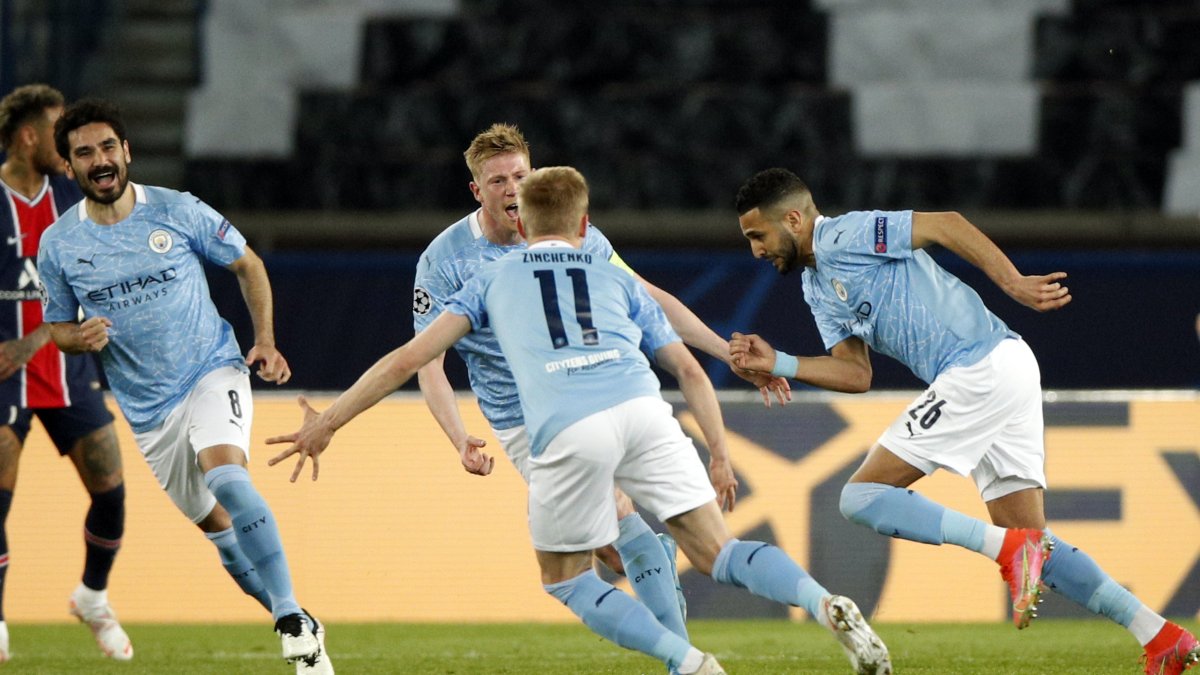 Riyad Mahrez (derecha) celebra el segundo gol del City ante el PSG, en el Parque de los Príncipes.