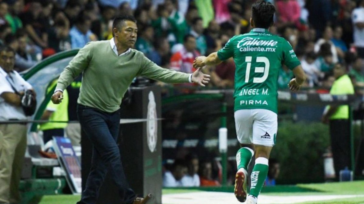 Ángel Mena (13), junto a Ignacio Ambriz, quien dejará al León cuando termine la temporada.