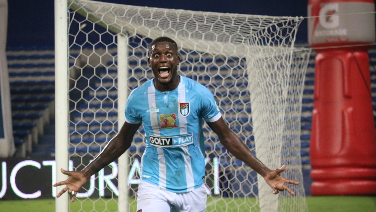 El delantero panameño del 9 de Octubre, José Fajardo, celebra un gol ante Emelec en el Capwell.