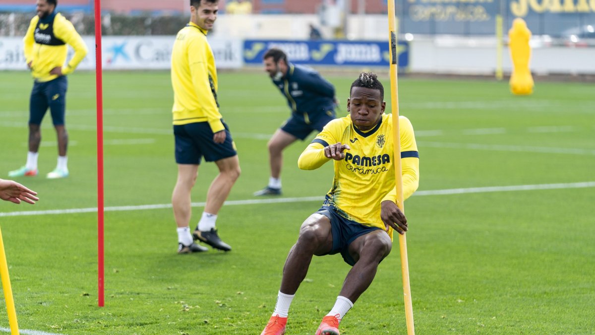 Pervis Estupiñán, quien ya ganó la Europa League con el Villarreal, ahora quieren avanzar en la Champions League.