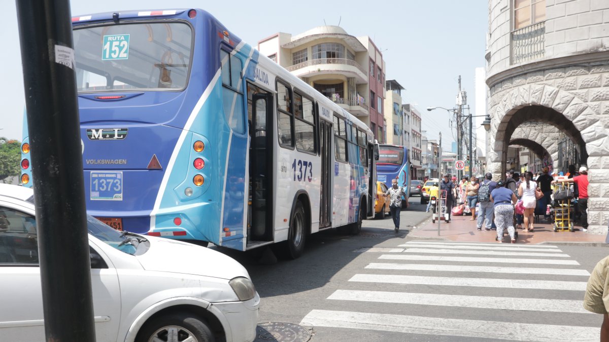 Infracción. En Colón y García Avilés, un bus bloquea el paso cebra. Esta escena es común en el sector, a diario, denuncian.
