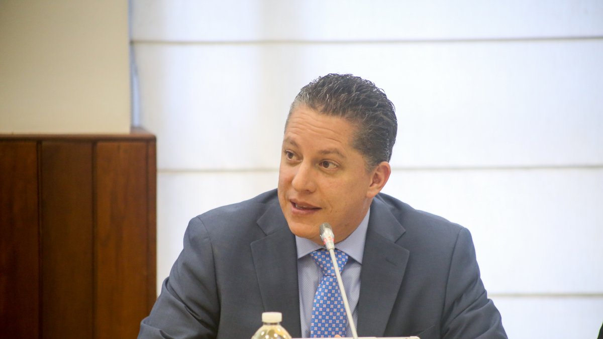 Abad tiene una licenciatura en Administración de Empresas de la Universidad Tecnológica Equinoccial y un posgrado en Planificación de Estrategias de Transporte y Tránsito. Es Secretario de Movilidad.