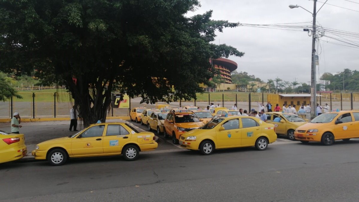 Decenas de taxistas de la cooperativa 4 de Abril se reúnen en la avenida Barcelona para en caravana ir hasta la ATM
