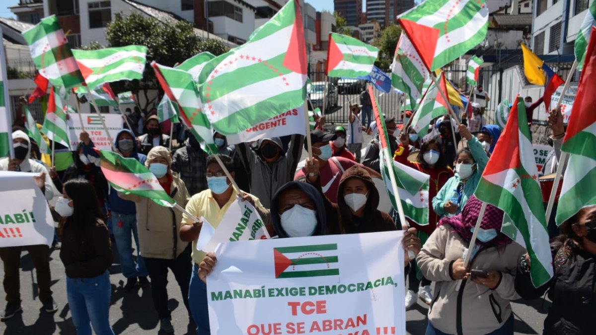 En días pasados los simpatizantes de Carlos Vera Mora llegaron hasta el TCE para pedir que se haga un recuento de votos.