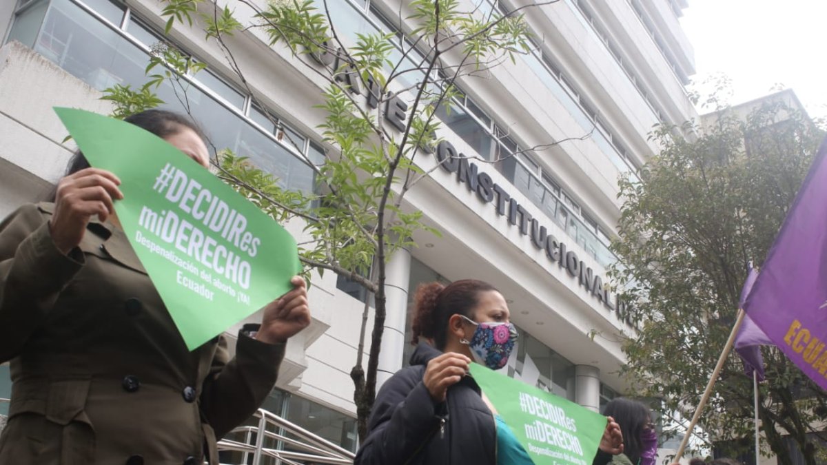 Ayer, movimientos a favor y en contra del aborto se apostaron en las instalaciones de la CC.