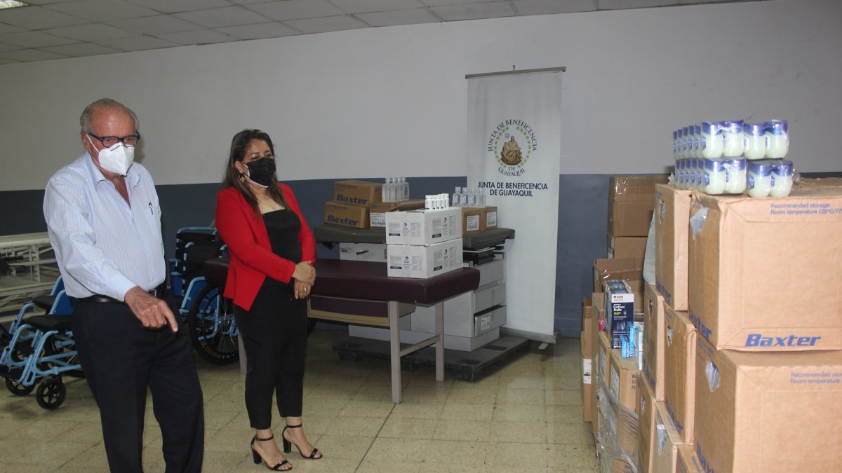 Doris Carvajal, presidente de la Fundación y Eduardo Romero, representante de la Junta.