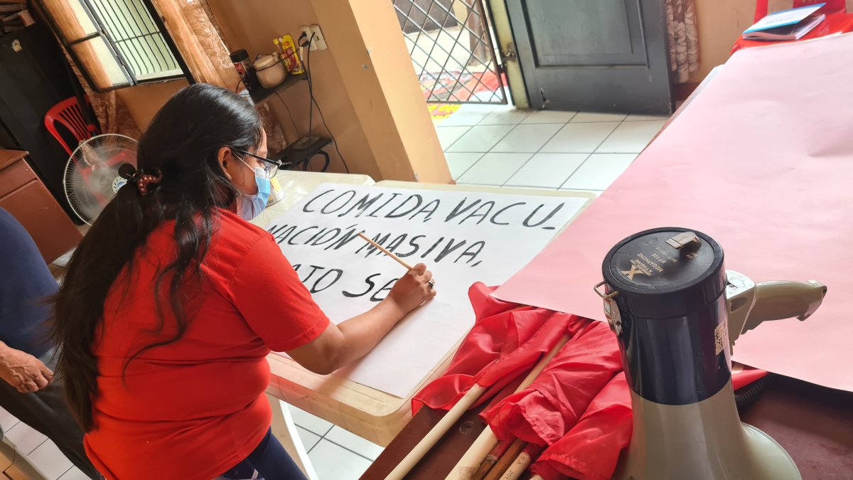 La dirigente sindical, Virginia Pinela, pinta uno de los carteles para la movilización de mañana, 30 de abril.