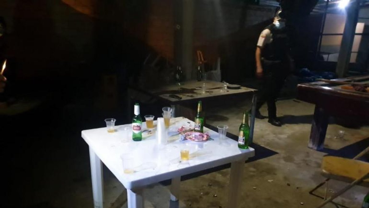 Un policía observa el lugar donde se desarrolló la farra clandestina.
