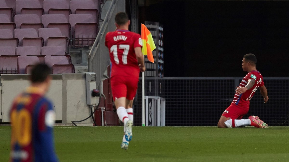 Darwin Machís festeja el gol del empate, ante el lamento de Lionel Messi,
