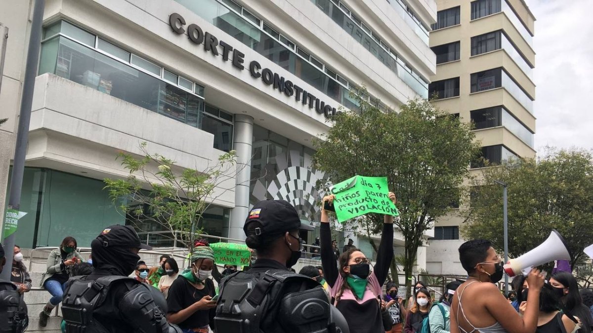 Decisión. Colectivos feministas apostados ante la Corte Constitucional mientras aborda la causa del aborto por violación.
