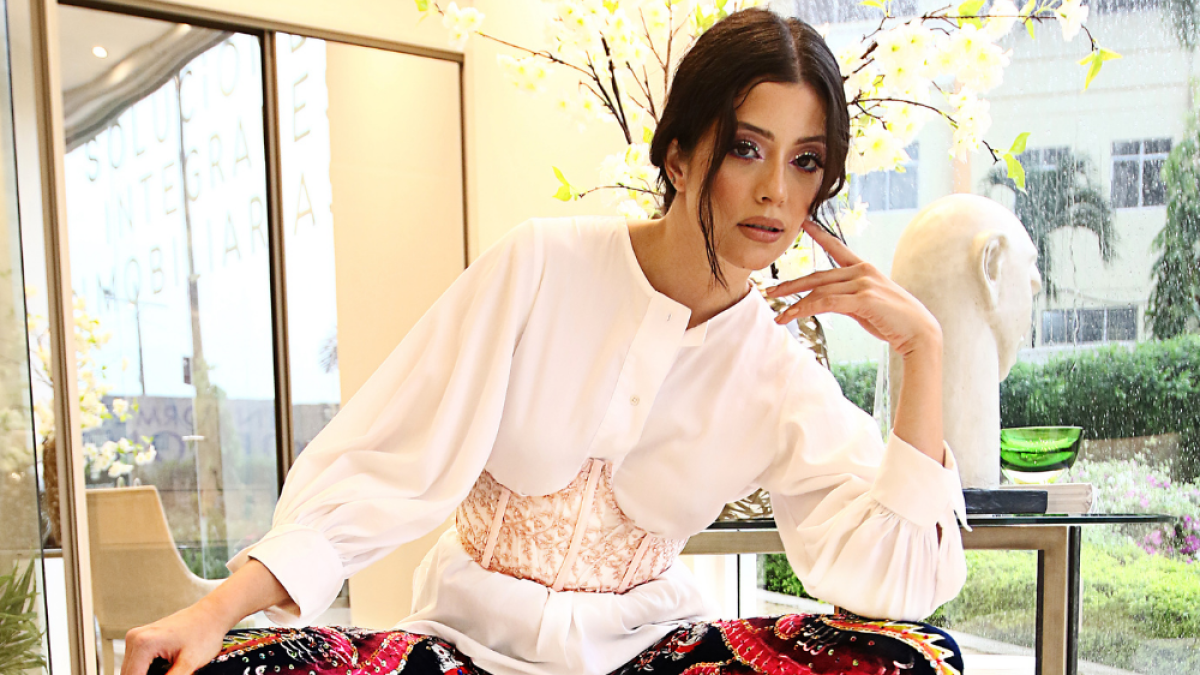 Adriana acepta que, hoy, más atrevida, madura y empoderada, apuesta por la extravagancia en el vestir.