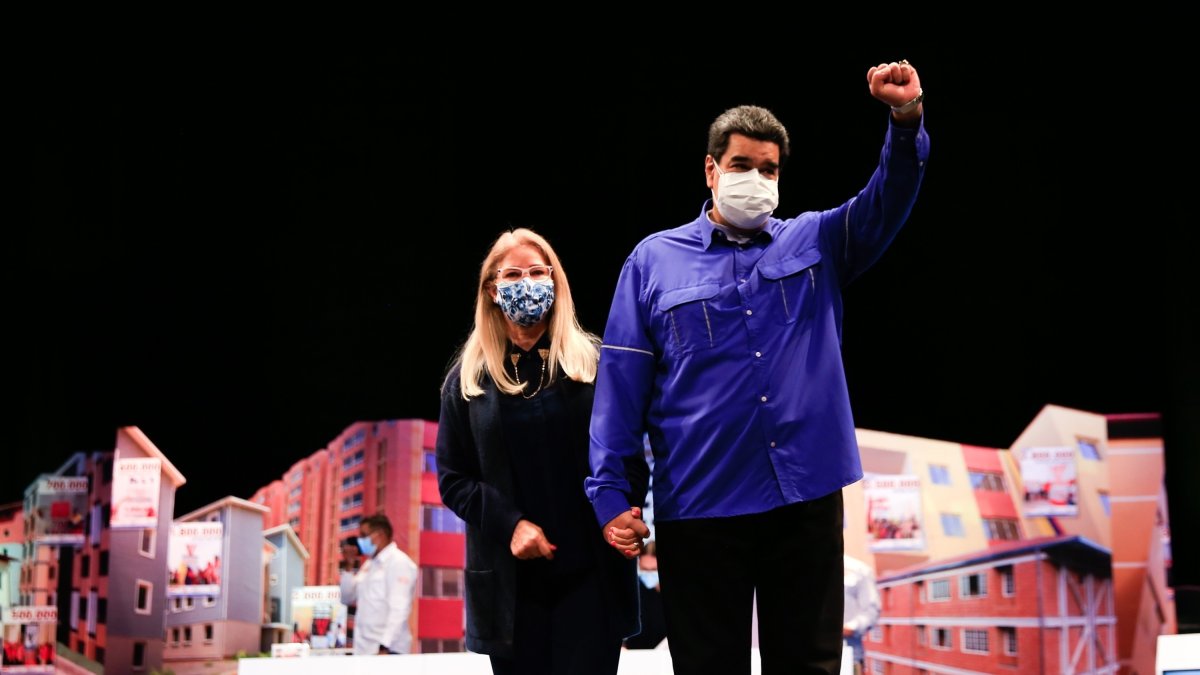 Fotografía cedida por Prensa de Miraflores donde se observa al presidente de Venezuela, Nicolás Maduro, y a su esposa y ex presidenta de la Asamblea Nacional, Cilia Flores.
