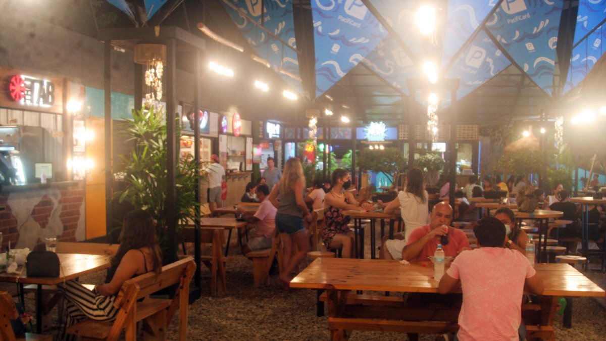 Entorno. En Locals Point, los visitantes llegan desde los jueves. Se acoplan a los cambios de horarios que fija el COE cantonal.