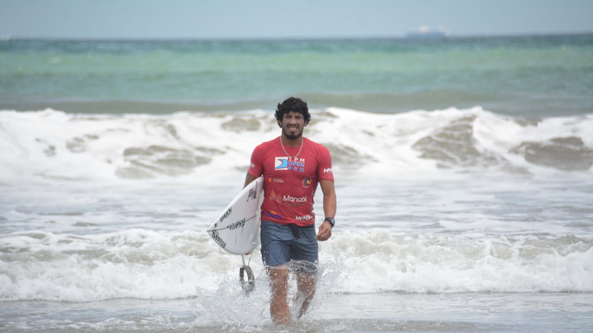 Jonathan Zambrano, más conocido como el Gato Chila, disfruta todos sus momentos en el agua, no en vano ha hecho del surf su estilo de vida.