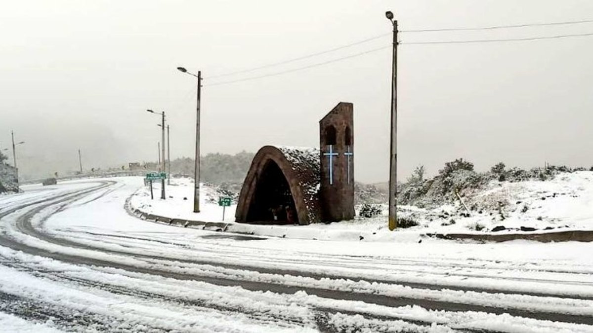 Así amaneció el sector de La Virgen en Papallacta. La vía fue despejada después de varias horas de trabajos.